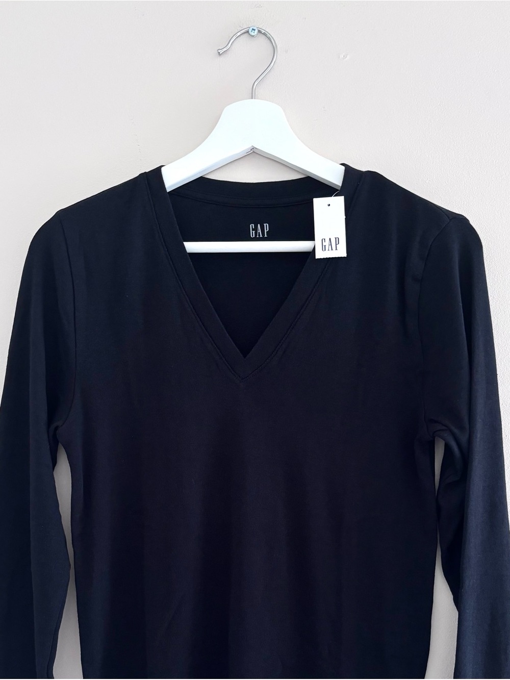NWT Gap Women’s Long Sleeve V-Neck Tee Size Medium Black Cotton-Blend Casual